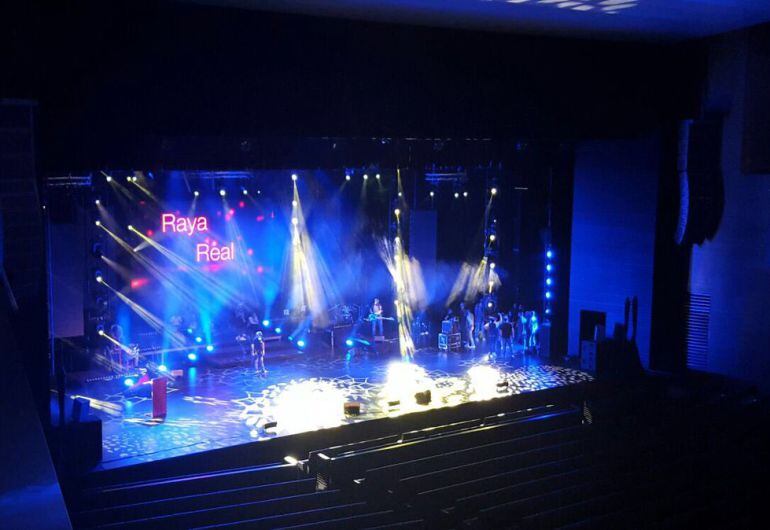 Últimos ensayos en el escenario del auditorio de Fibes