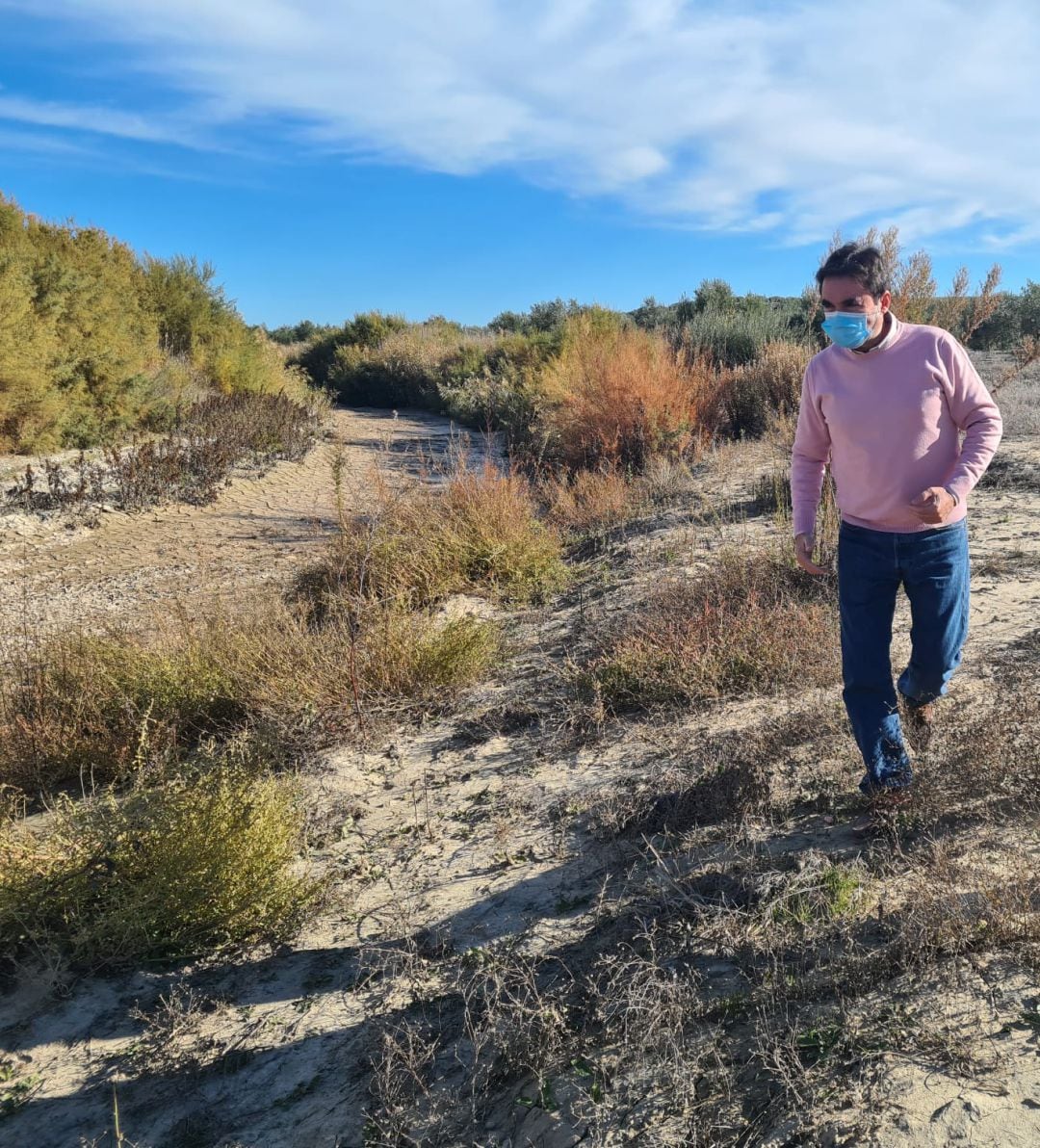 Miguel Moreno, coordinador provincial de Ciudadanos durante su visita a una de las zonas inundables del arroyo Salado a su paso por Porcuna. 