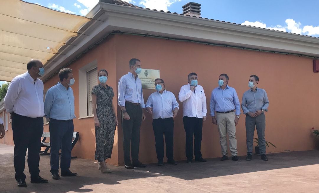 Los reyes de España junto a la placa que conmemora su vista este 2 de julio a las instalaciones de Aspadec en Cuenca.