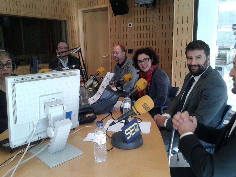 Pere López, ESteve Vidal, Judith Pallarès, Víctor Naudi i David Baró han debatut avui a SER Andorra sobre el model de competències i transferències comunals.
