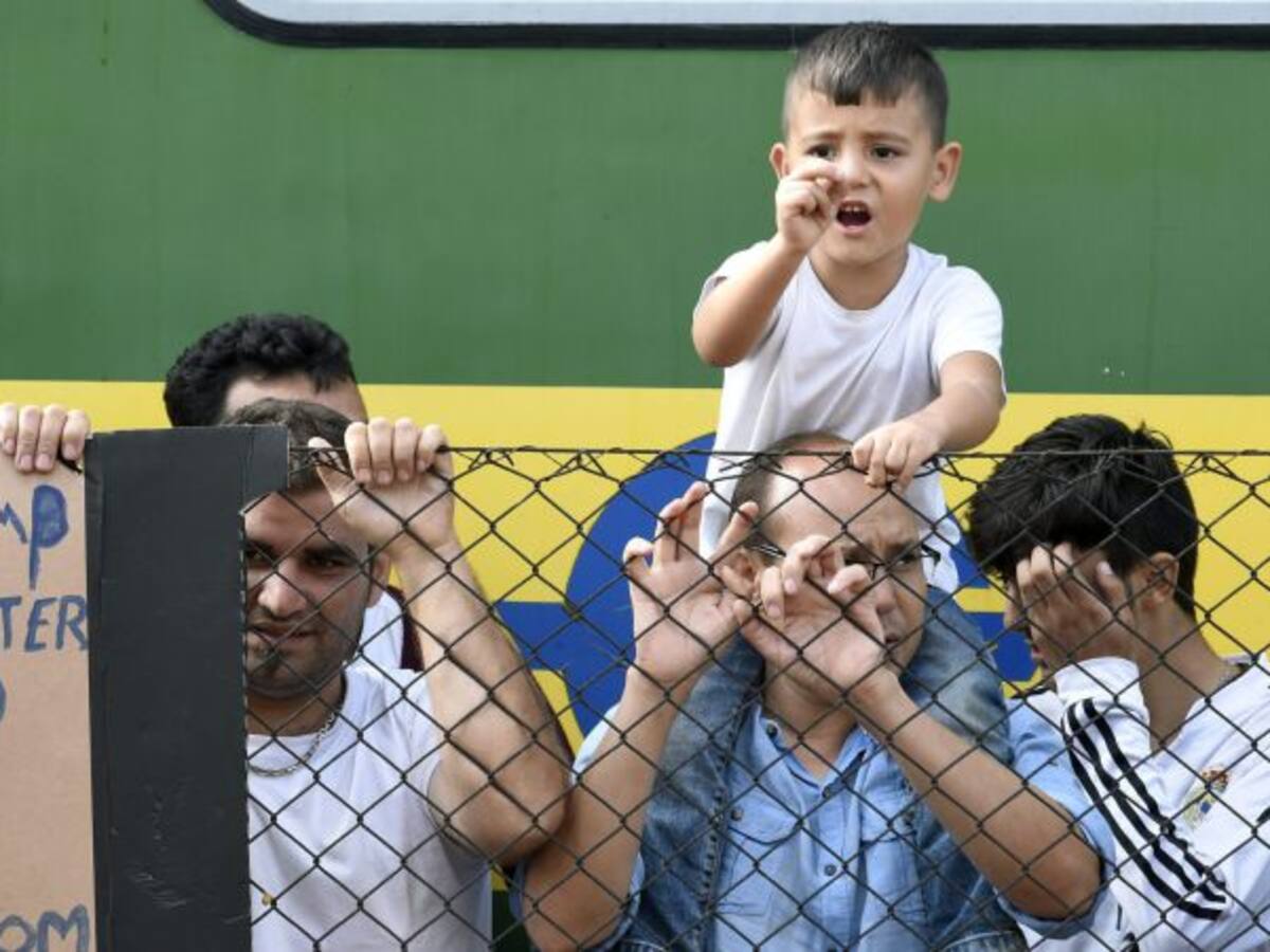Medio millar de refugiados resiste en un tren en Hungría