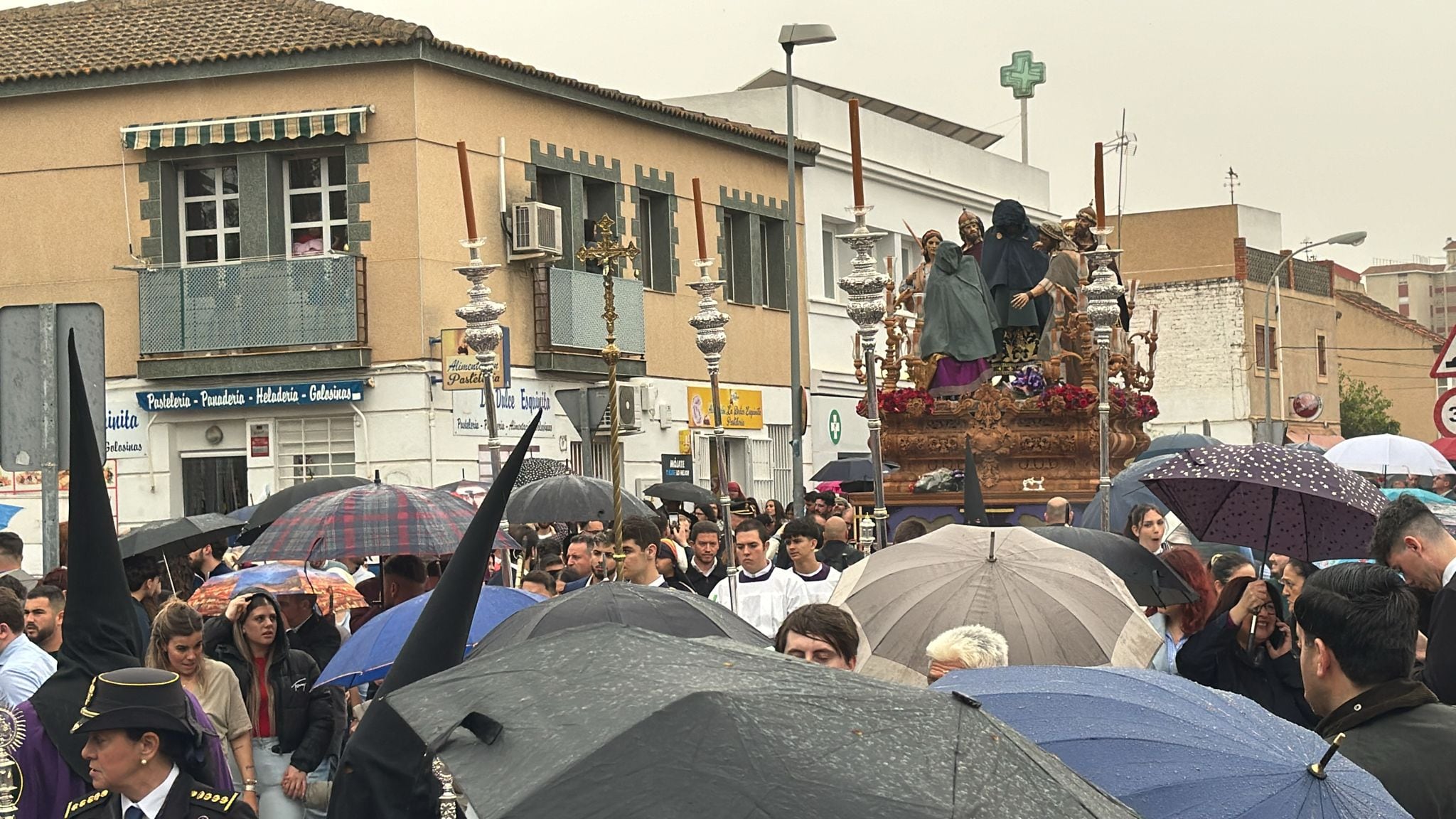 Paraguas en la jornada del Domingo de Ramos en Jerez