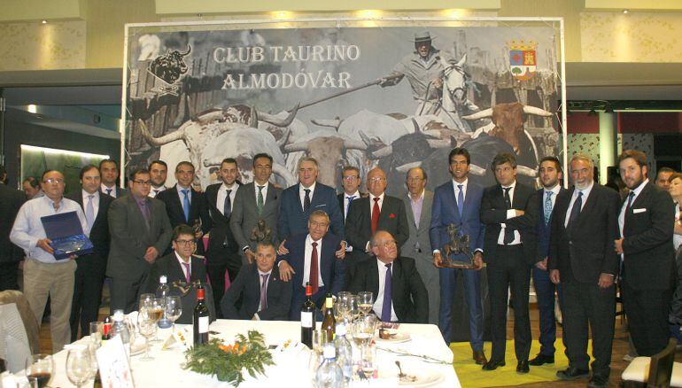 Foto de familia en el 25 aniversario del Club Taurino Almodóvar