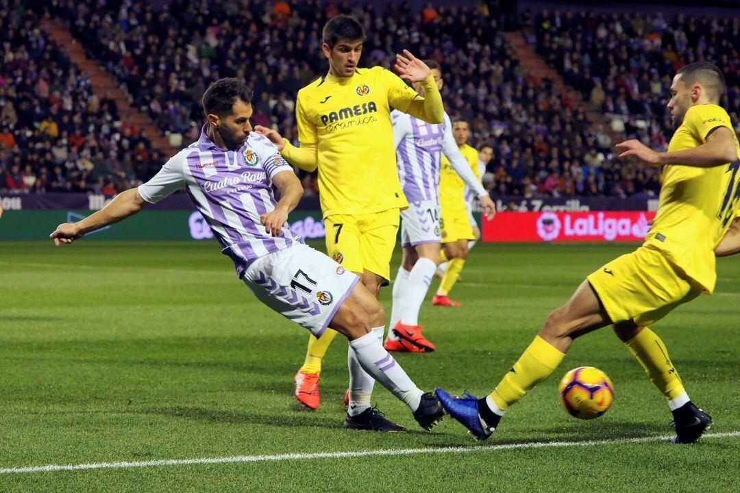 El defensa del Valladolid, Javi Moyano (i), disputa el balón ante el centrocampista del Villareal, Vicente Iborra