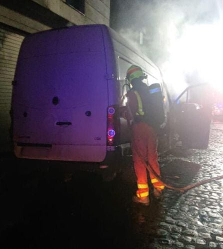 El incendio ha afectado a varias viviendas y ha dejado sin luz algunas calles de Catarroja.