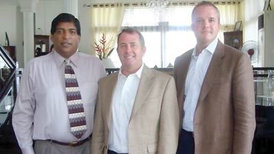 Liam Fox (centro), Adam Werritty (derecha) y Ravi Karunanayake en Sri Lanka.