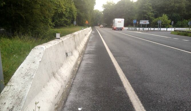 Restos visibles del accidente que ha tenido lugar en la variante de Irun a la altura de la entrada del golf