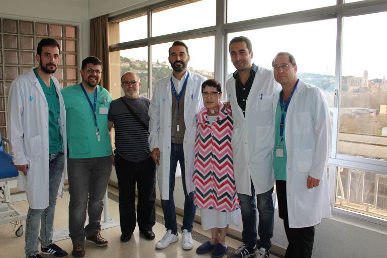 La pacient, Flora Bernal, acompanyada dels especialistes que l'han operat i el seu marit