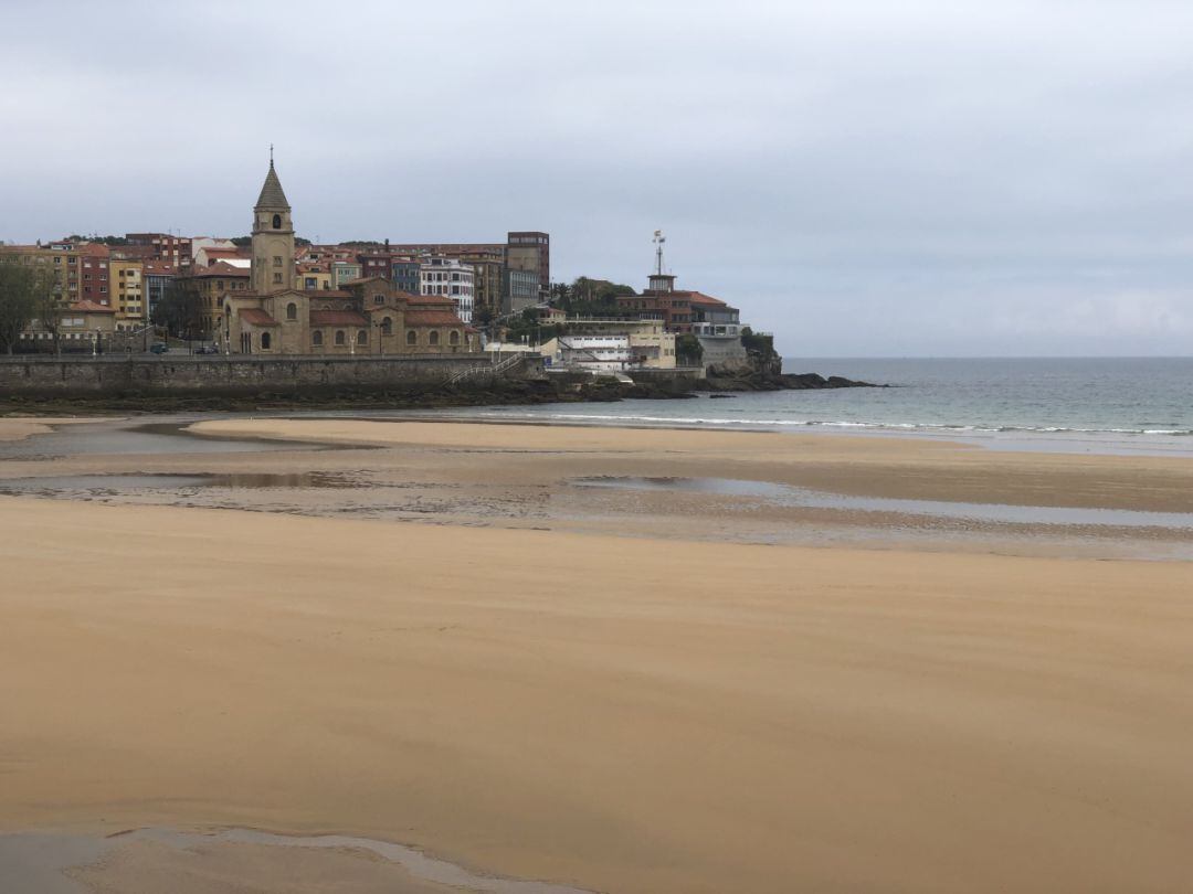 Playa de San Lorenzo donde podrán pasear los niños. 