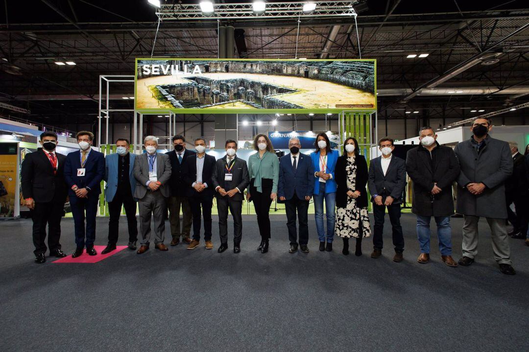 La vicepresidenta de Prodetur, Manuela Cabello, y el viceconsejero de Turismo, Alejandro Cardenete, junto a autoridades municipales y provinciales de Sevilla.