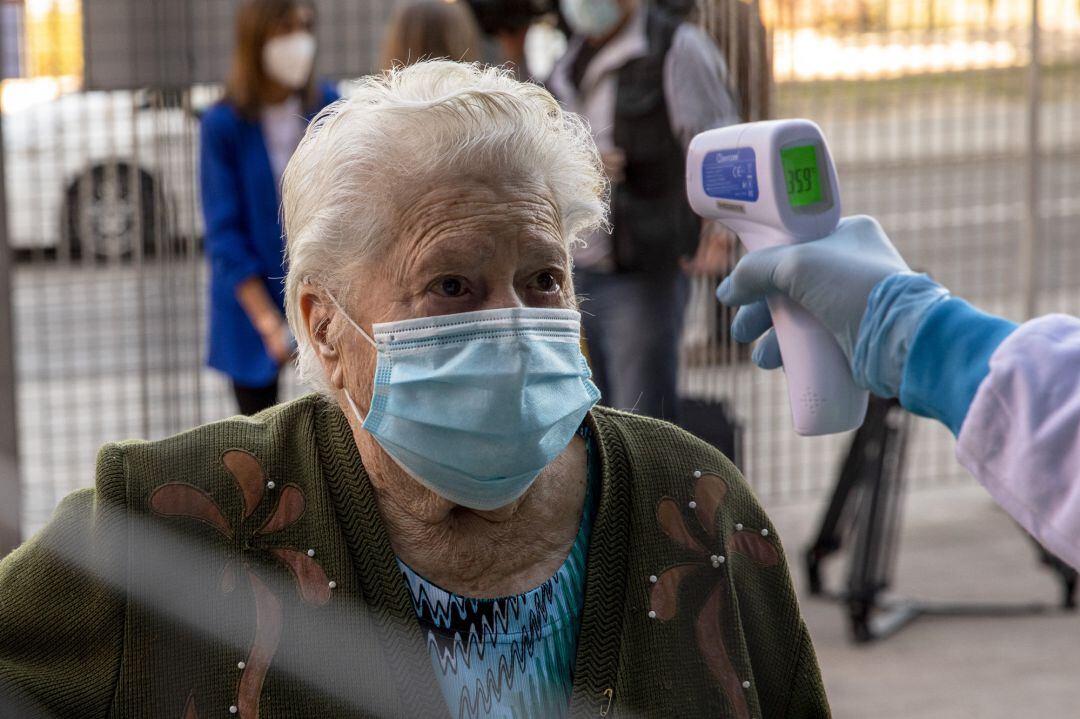 Toma de temperatura a una mujer.