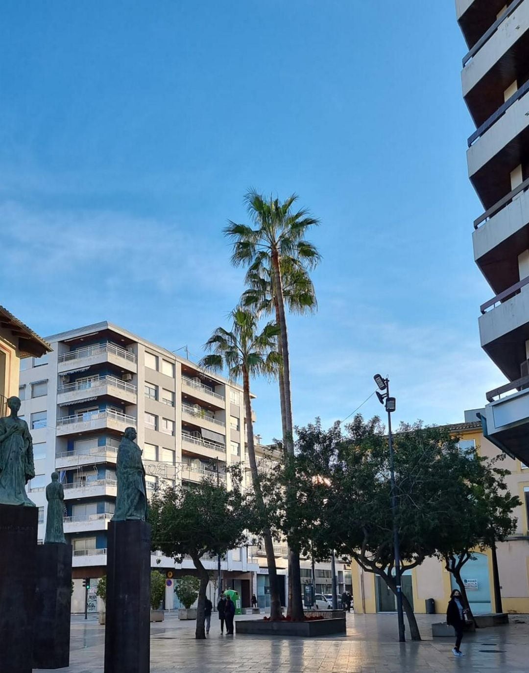 Cielo azul en la ciudad de Gandia 