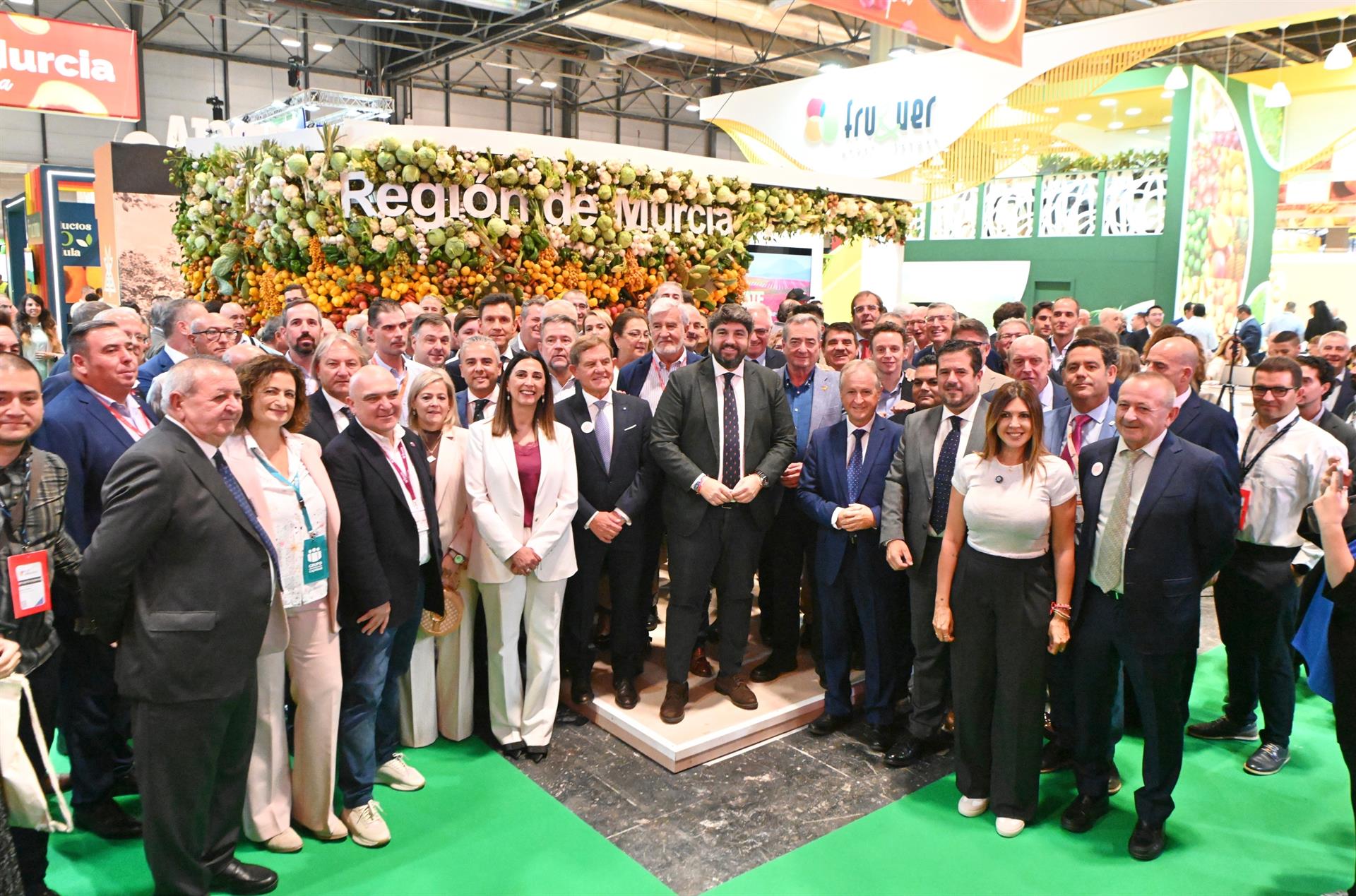 Foto de familia de la delegación de la Región de Murcia con Fernando López Miras al frente