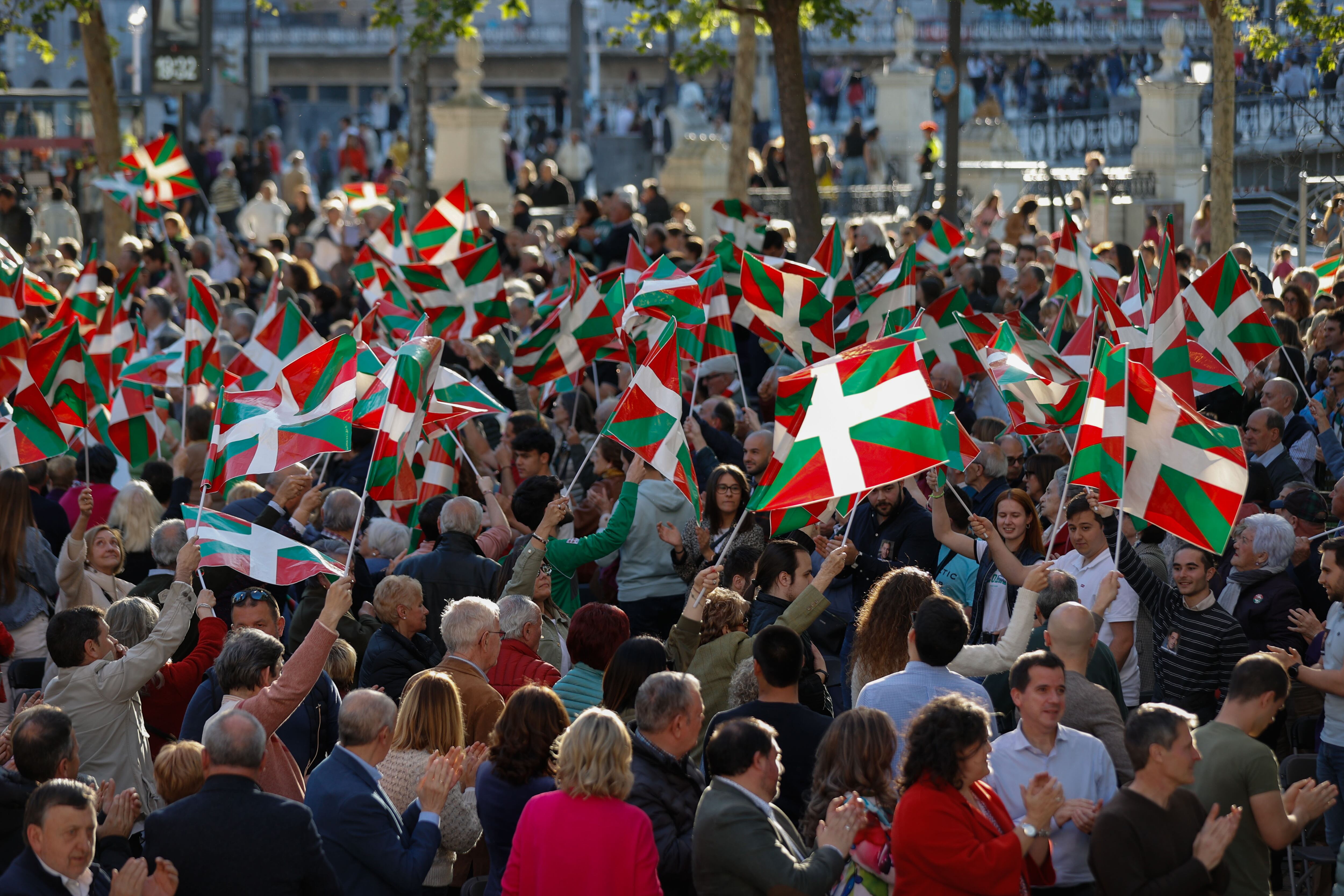 BILBAO , 19/04/2024.- Asistentes al acto de cierre de campaña de EH Bildu que ha contado con la presencia de su candidato a lehendakari, Pello Otxandiano, y del presidente de la Generalitat de Cataluña y candidato de ERC a la reelección, Pere Aragonès, este viernes en Bilbao. EFE/ Luis Tejido
