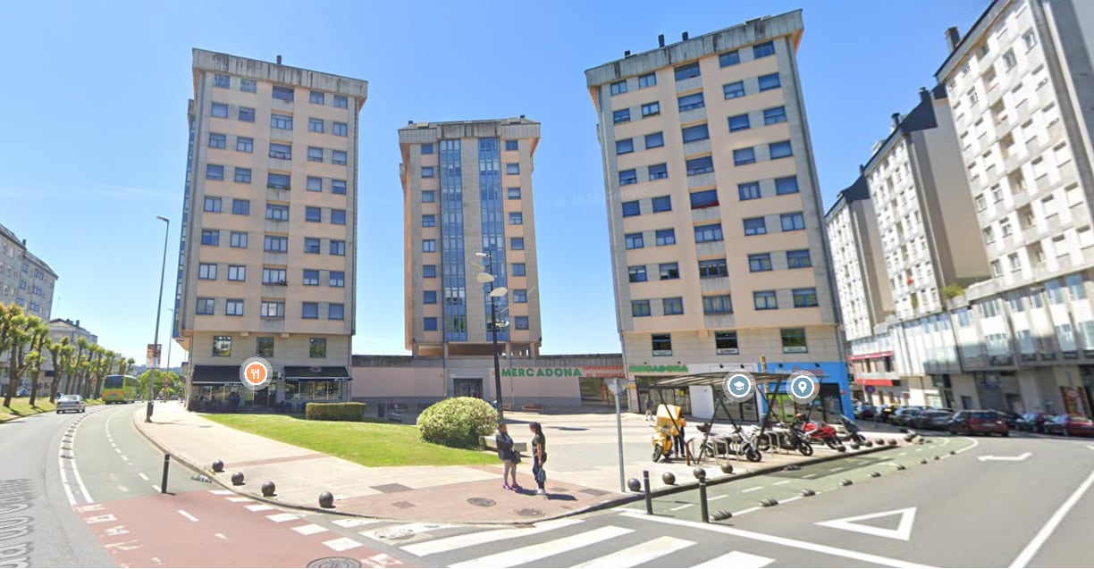 La mujer se precipitó desde una vivienda en la Avenida Marqués de Ombreiro sobre la plaza que hay en el cruce con al Ronda do Carme.