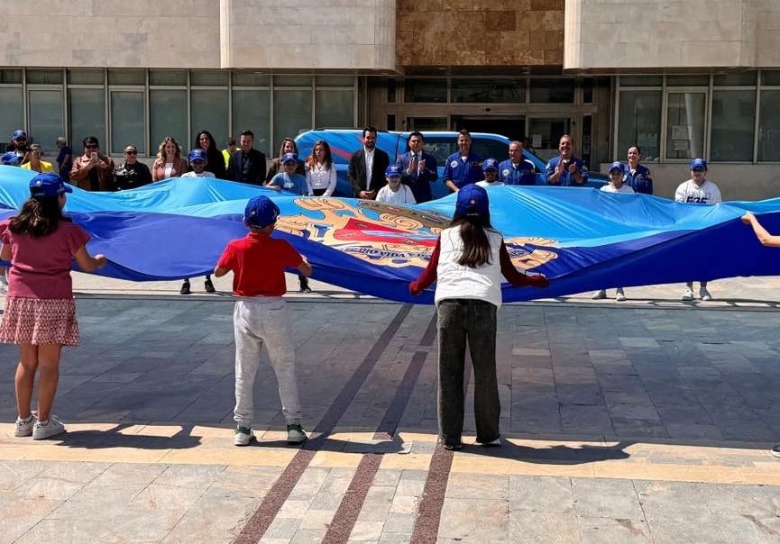 Entrega de la bandera gigante del municipio a la Patrulla Acrobática