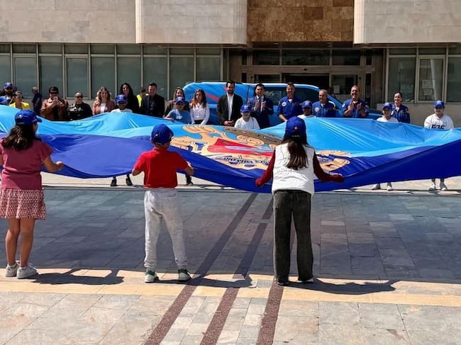 Entrega de la bandera gigante del municipio a la Patrulla Acrobática