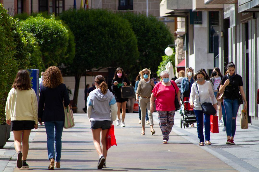 Ciudadanos usando mayoritariamente mascarilla en exteriores a pesar de no ser ya obligatorio.