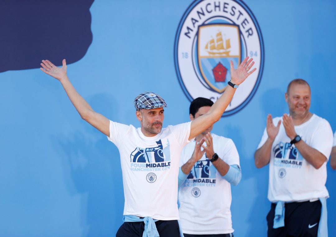 Pep Guardiola celebra los cuatro títulos del Manchester City