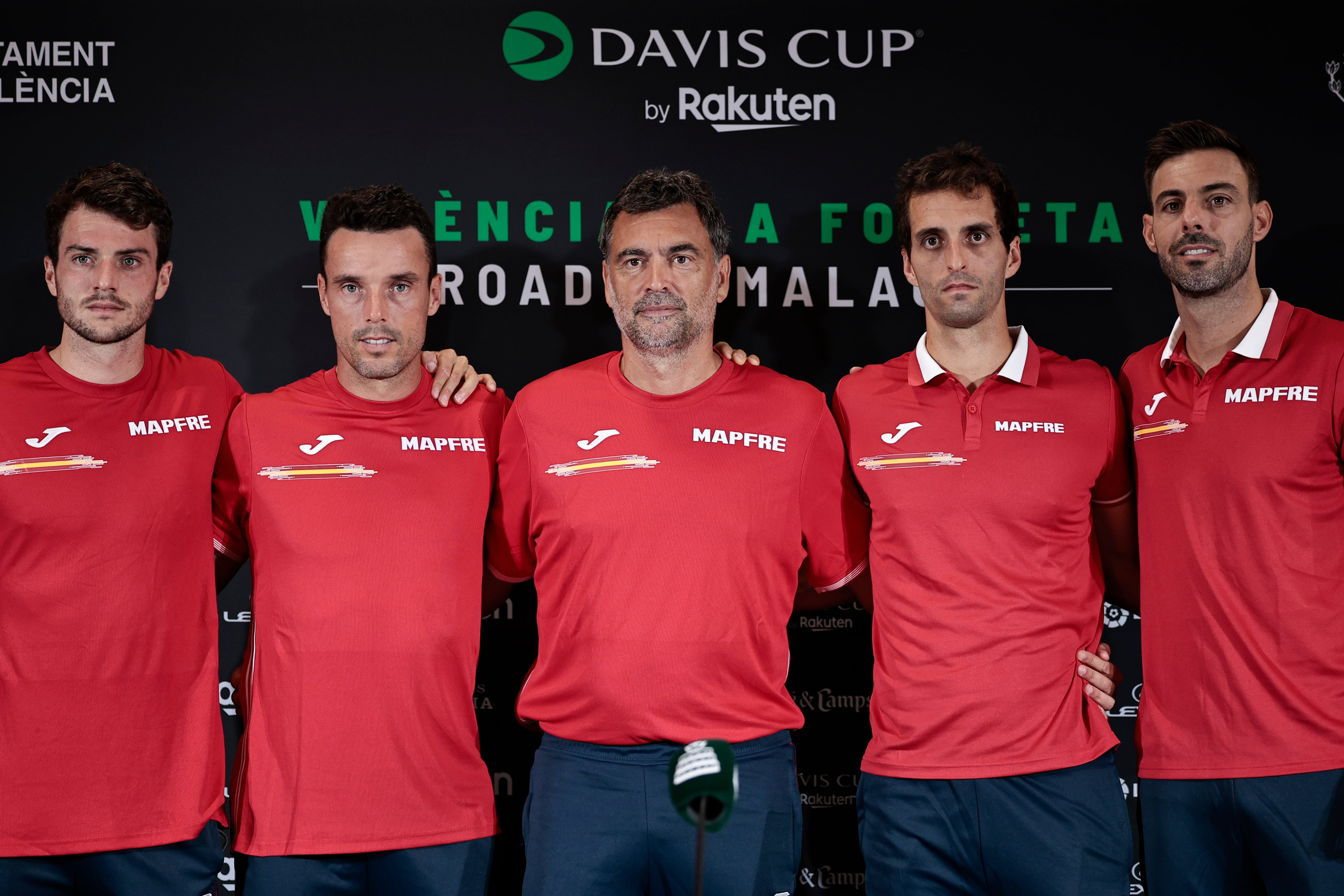 GRAFCVA8112. VALENCIA, 12/09/2022.- Los integrantes del equipo español de Copa Davis, (de izq. a dcha.) Pedro Martínez, Roberto Bautista, Sergi Bruguera, Albert Ramos y Marcel Granollers, durante la rueda de prensa previa al inicio de la competición en València, en la que se medirán a los equipos de Canadá, Serbia y República de Corea. EFE/Biel Aliño
