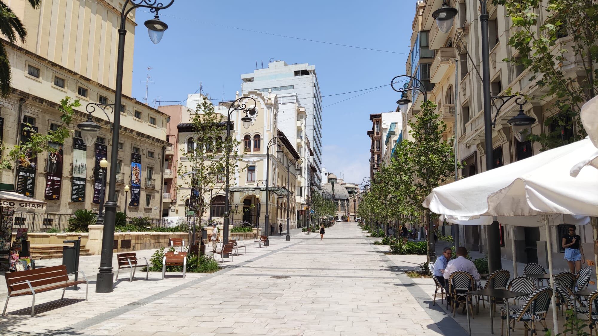 Estado actual de los plataneros de la avenida de la Constitución en el que todavía no ofrecen sombra a los peatones