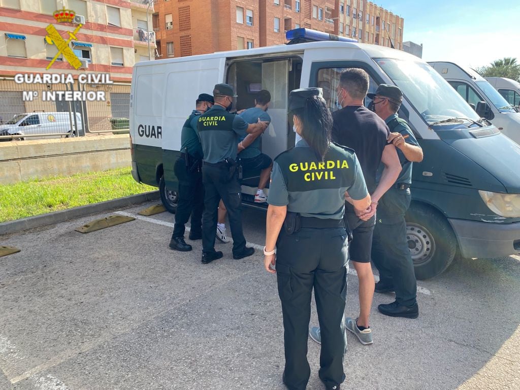 La Guardia Civil detiene a tres personas por agresión sexual en Chiva.