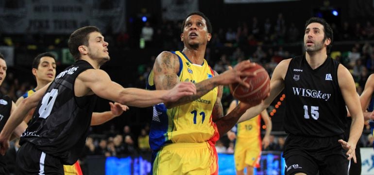 GRA078 BILBAO, 01/02/2015.- El portugués del Morabanc Andorra Joao Gomes &quot;Betinho&quot; (c) con la pelota ante la defensa de Alex Mumbrú (d) y el alero serbio Dejan Todorovic, del Bilbao Basket, durante el partido de la decimonovena jornada de la fase regular de la Liga Acb de baloncesto disputado en el Bilbao Arena. EFE/Luis Tejido