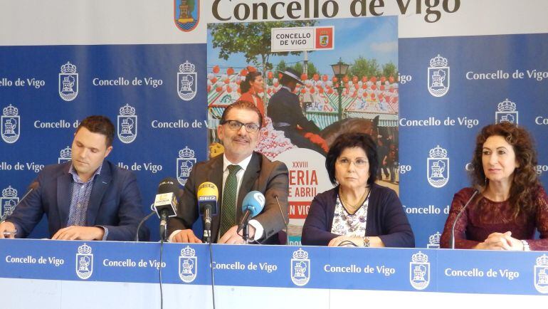 Un momento de la presentación de la Feria de Abril con el concejal vigués Ángel Rivas