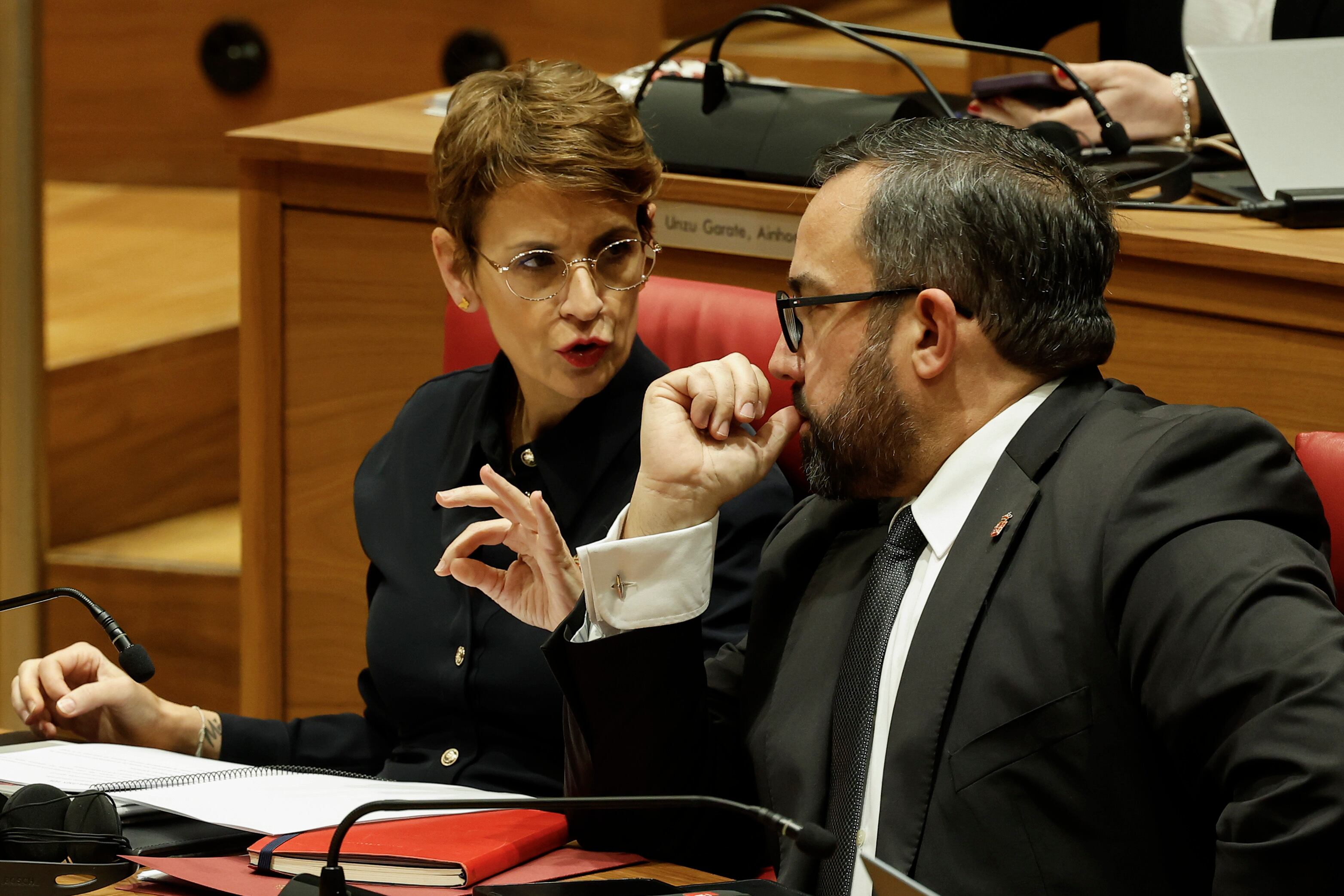 La presidenta de Navarra, María Chivite, y el vicepresidente primero del Gobierno de Navarra, Javier Remírez, durante la sesión de control al Ejecutivo Foral que se celebra este jueves en el Parlamento de Navarra