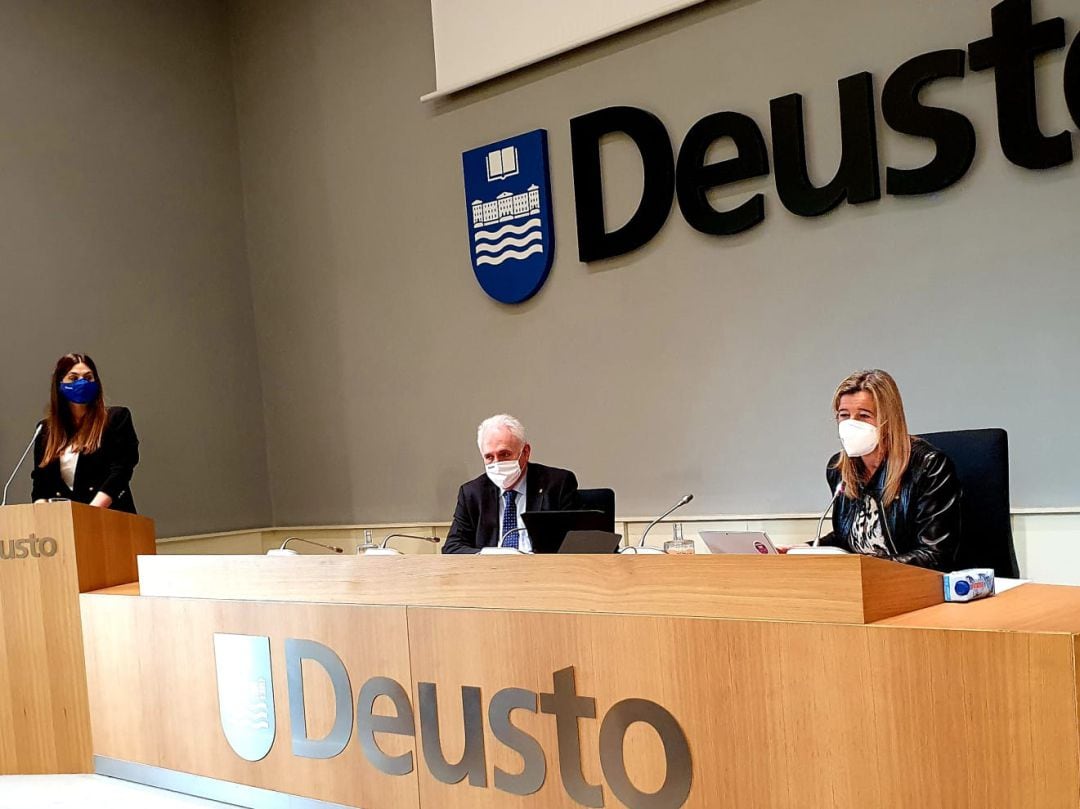 José María Guibert, rector de la Universidad de Deusto, y Teresa Laespada, diputada de Empleo, durante la presentación del Foro Virtual de Empleo y Emprendimiento de Deusto