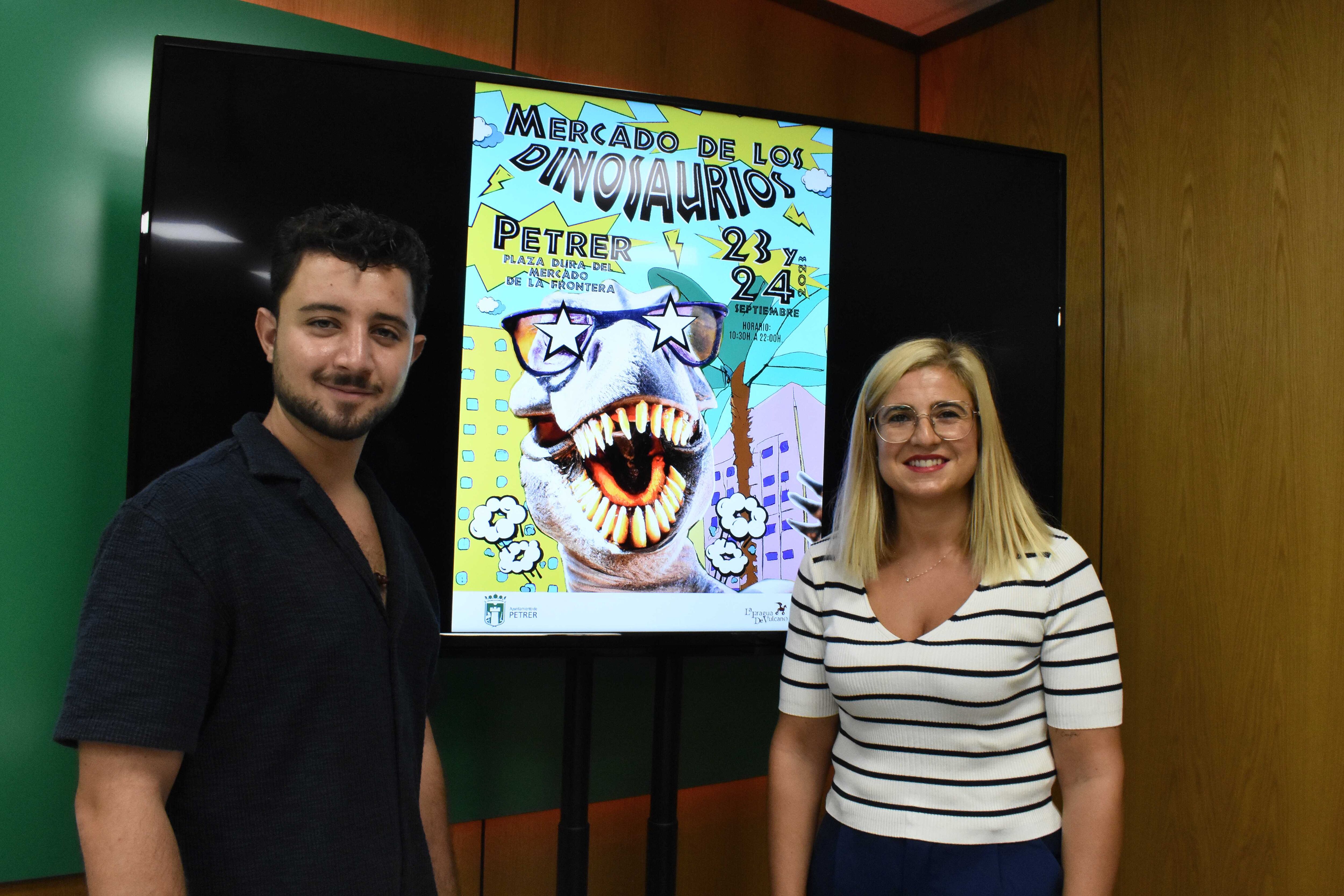 Alejandro Ruiz, concejal de Fiestas, e Irene Navarro, alcaldesa de Petrer, en la presentación del Mercado de los Dinosaurios.