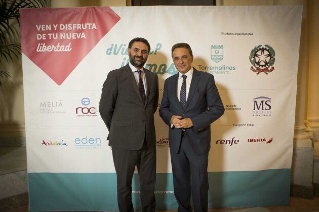 El alcalde del municipio junto al consejero andaluz de Turismo y Deportes, Francisco Javier Fernánadez, durante el acto de presentacion de la campaña turística de la localidad malagueña en Madrid este jueves