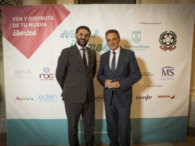 El alcalde del municipio junto al consejero andaluz de Turismo y Deportes, Francisco Javier Fernánadez, durante el acto de presentacion de la campaña turística de la localidad malagueña en Madrid este jueves