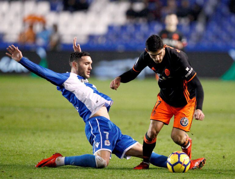 GRAF1499. A CORUÑA, El delantero del Deportivo Lucas Pérez (i) y el centrocampista portugués del Valencia, Gonçalo Guedes, en partido de liga que se disputa esta noche en el estadio de Riazor. EFE, Cabalar