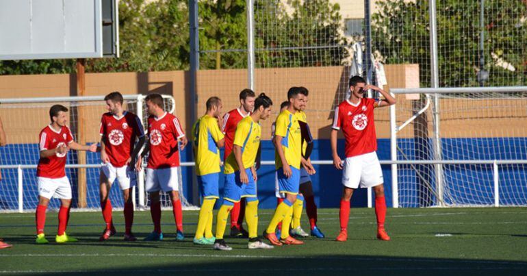 Durante uno de los partidos disputados en el Diego Mena Cuesta, jugadores del Dénia y equipo rival esperan el centro al área.