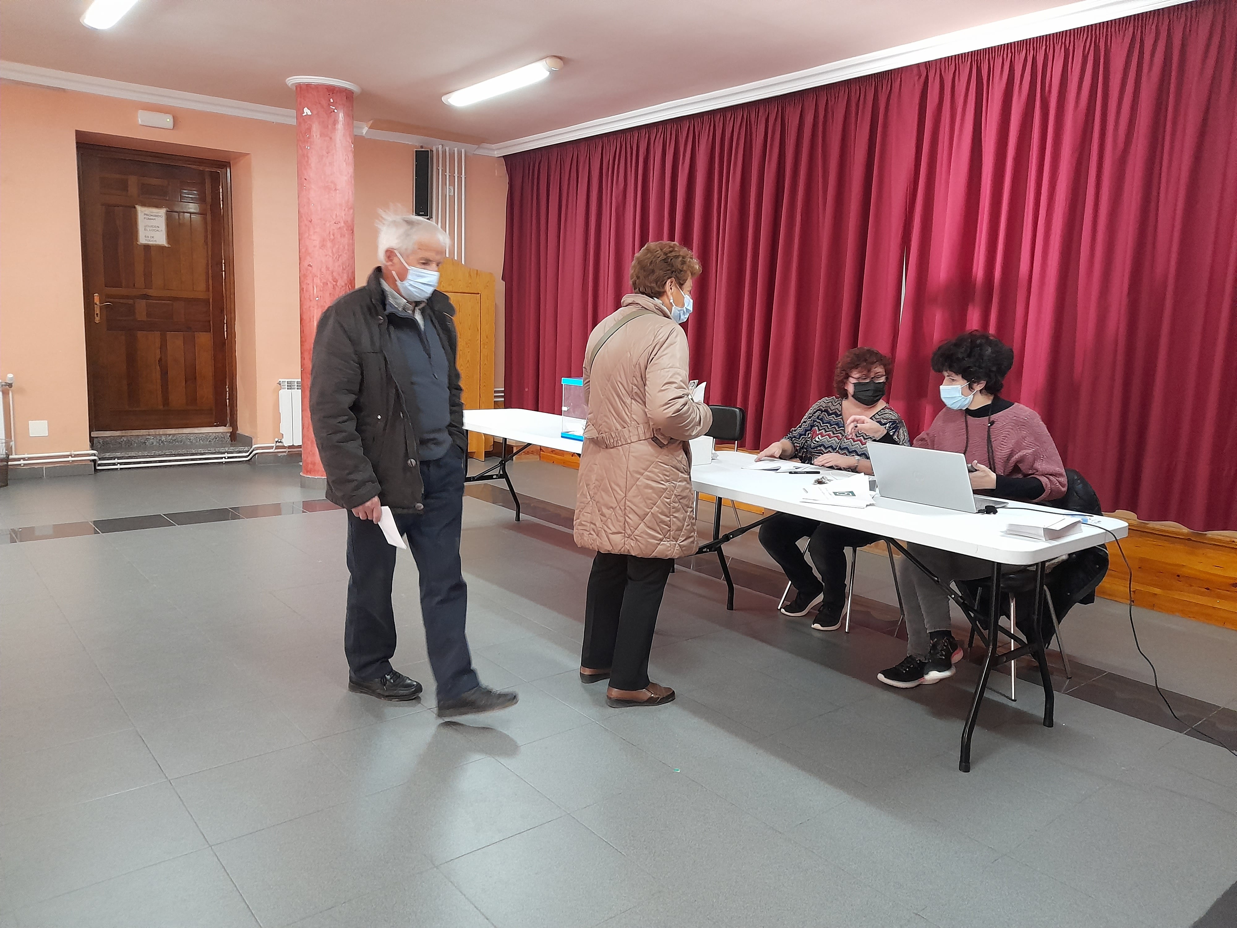 Momento del triple referéndum organizado en Castrillo de la Vega