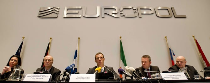 El director de la organización de policía europea (Europol), Rob Wainwright (centro), ofrece una rueda de prensa en La Haya (Holanda) hoy, lunes 4 de febrero de 2013