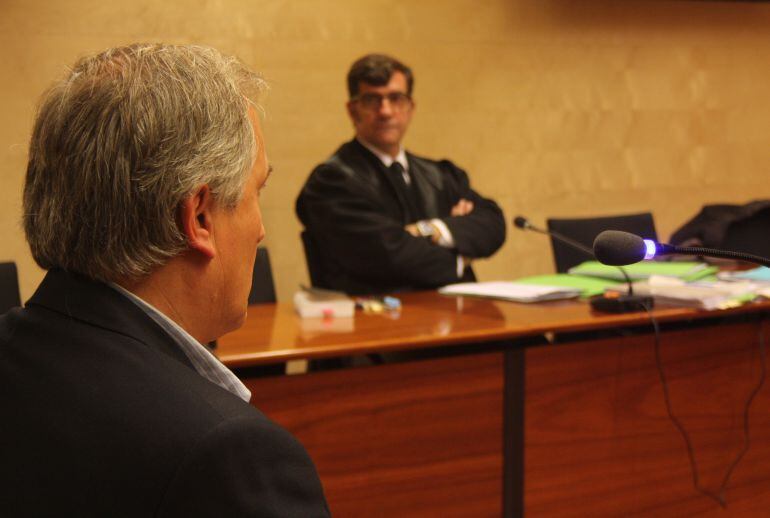 L'acusat, Josep C.M i al fons, l'advocat que el defensa, Carles Monguilod