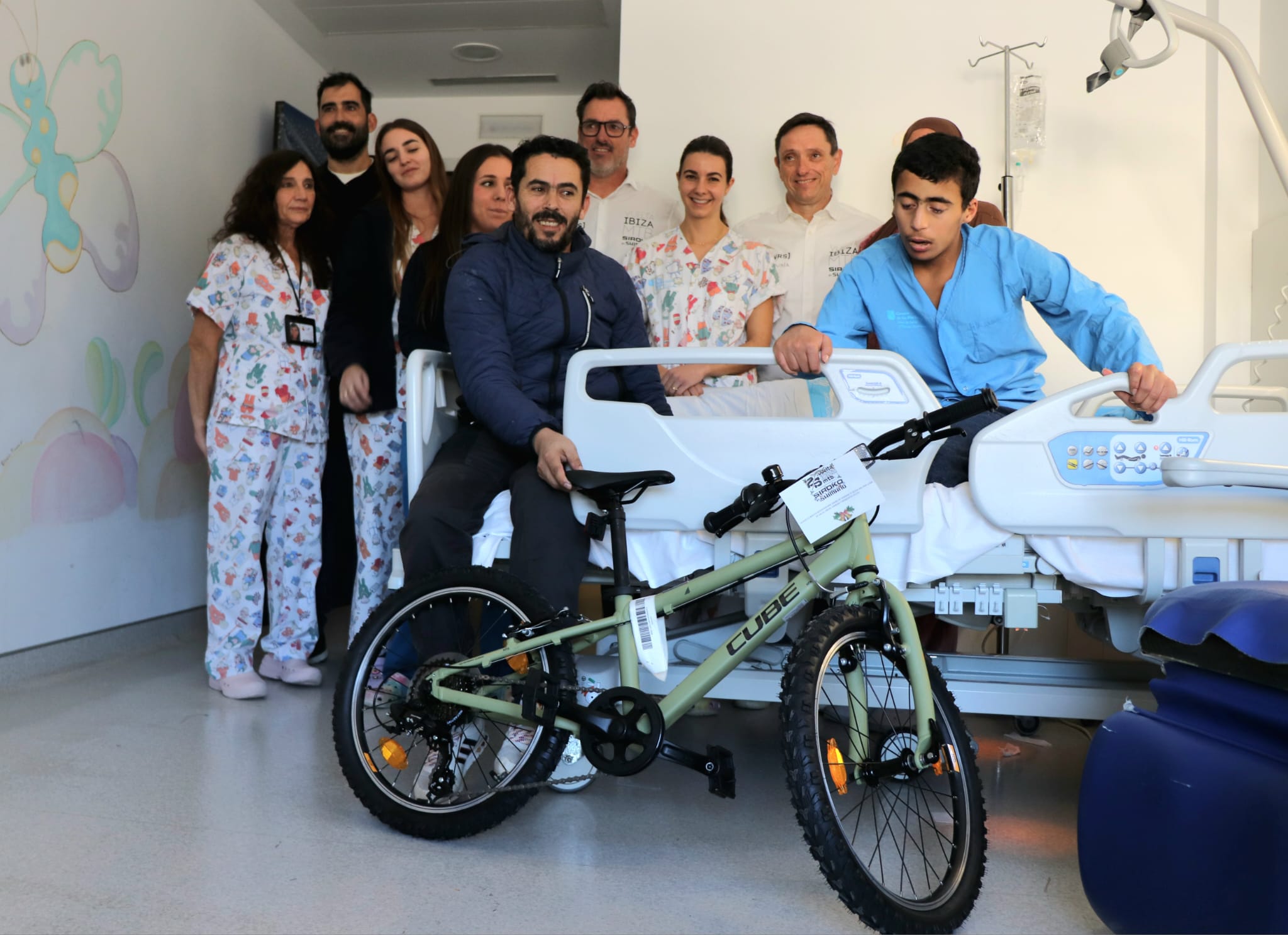 Uno de los niños con su bici de regalo