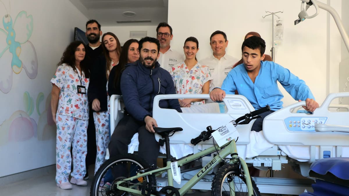 La Vuelta a Ibiza reparte bicicletas, regalos e ilusión a niños ingresados en el Hospital Can Misses