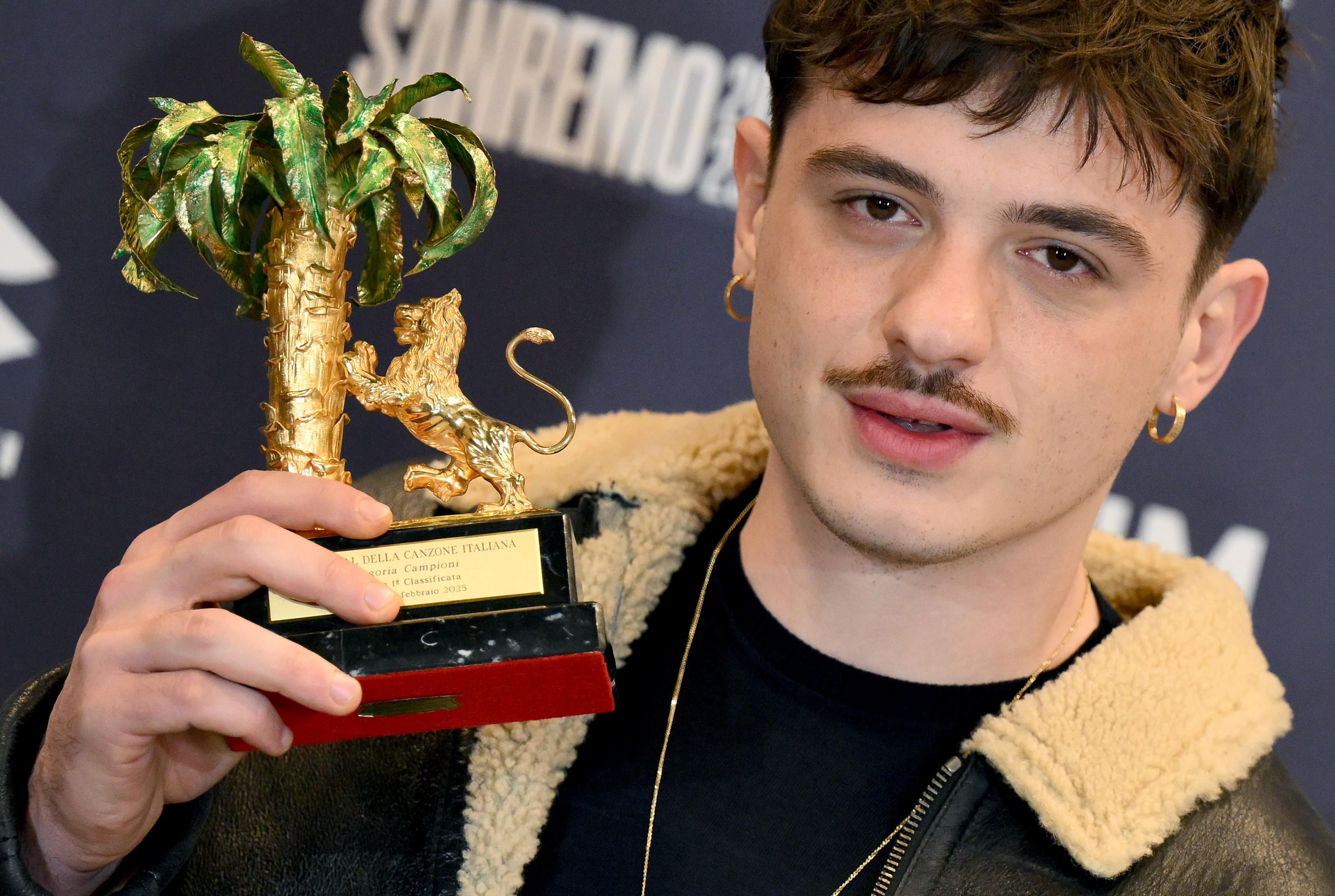 El cantante Olly, con el premio que le acredita como ganador de Sanremo.