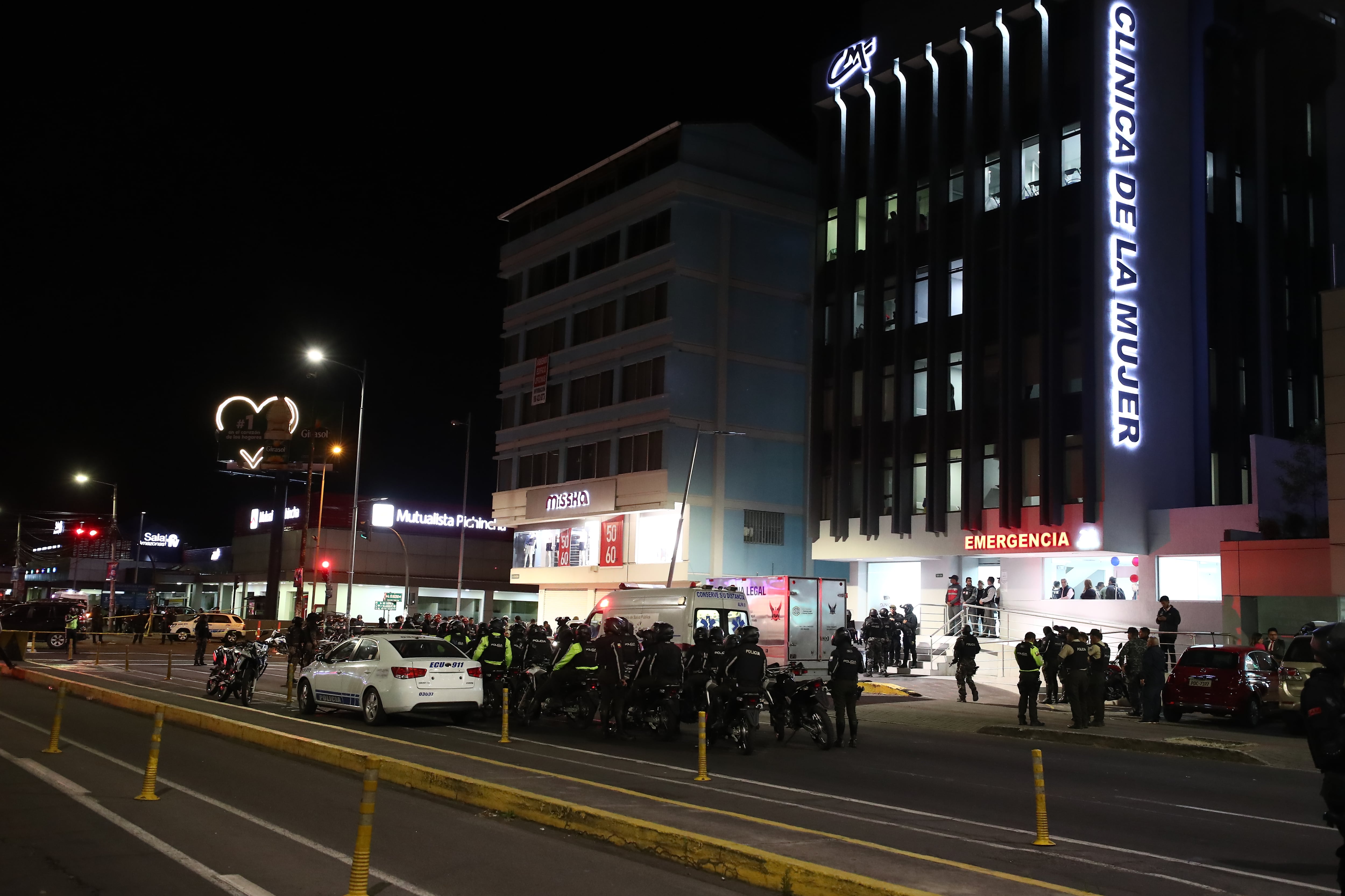 Fotografía de la fachada de la Clínica de la Mujer, a donde fue llevado el candidato a la Presidencia de Ecuador Fernando Villavicencio, hoy, en Quito (Ecuador). 