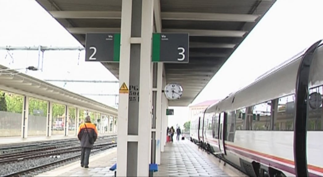 Estación de Tren de Huesca con el AVE aparcado