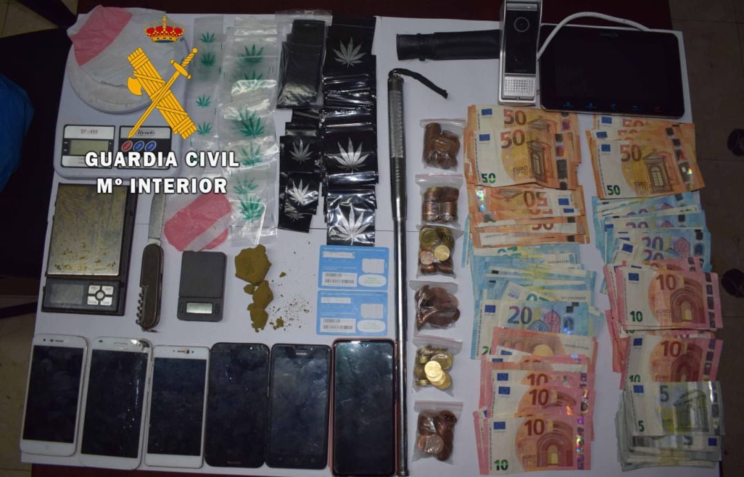 Droga y otro tipo de material incautado por la Guardia Civil en Villanueva del Arzobispo.