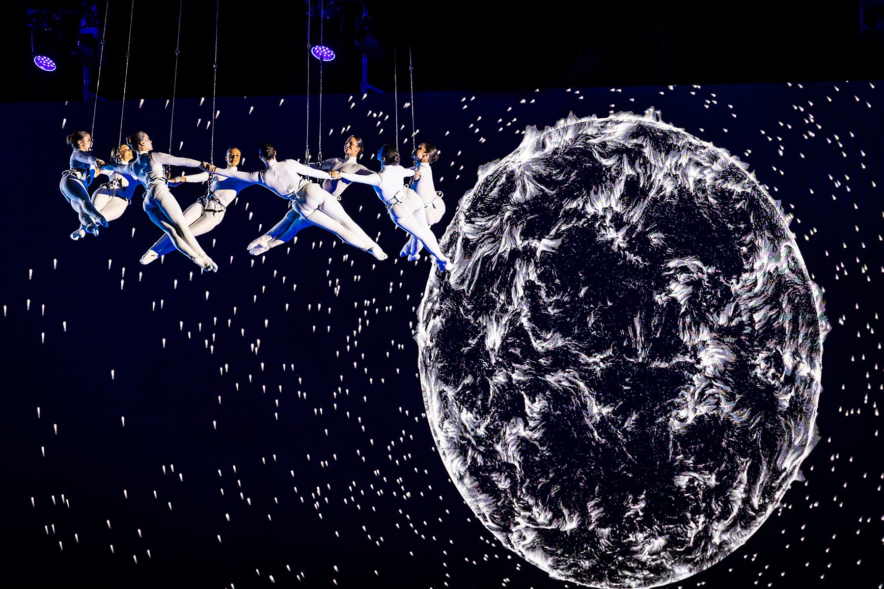 Les acrobàcies de les dones d'aigua durant la cerimònia d'obertura dels Jocs dels Petits Estats Andorra 2025