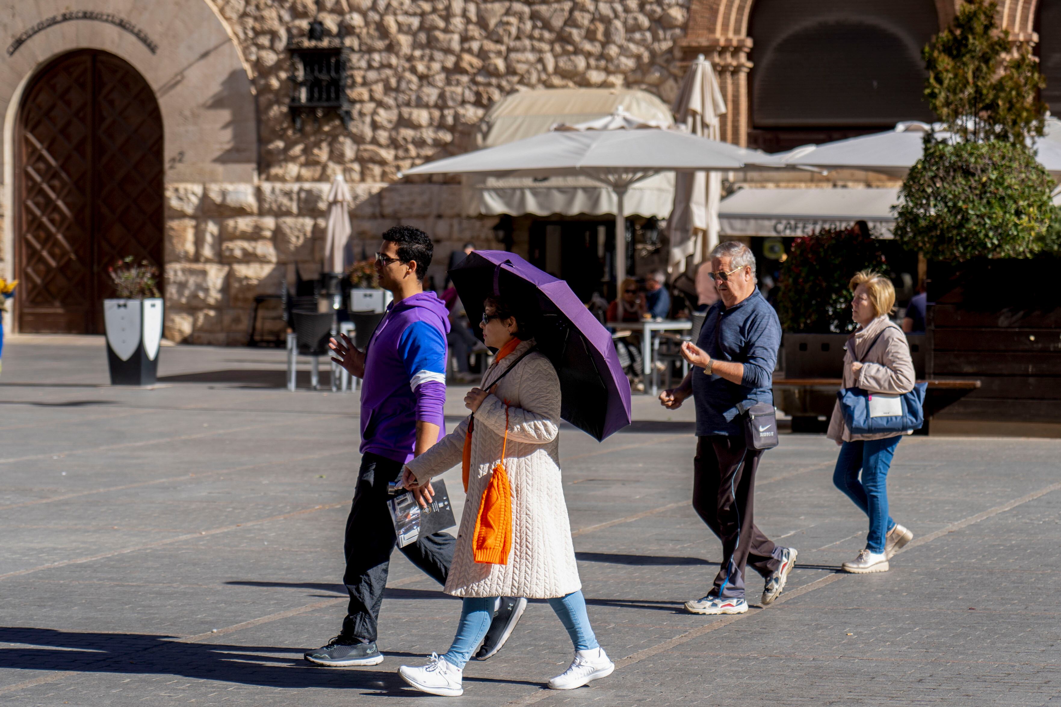 Turistas pasean bajo el sol en Teruel