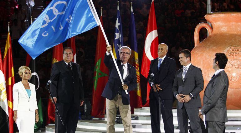 L'alcalde de Tarragona, Josep Fèlix Ballesteros, oneja la bandera de relleu dels Jocs del Mediterrani, ara fa 3 anys