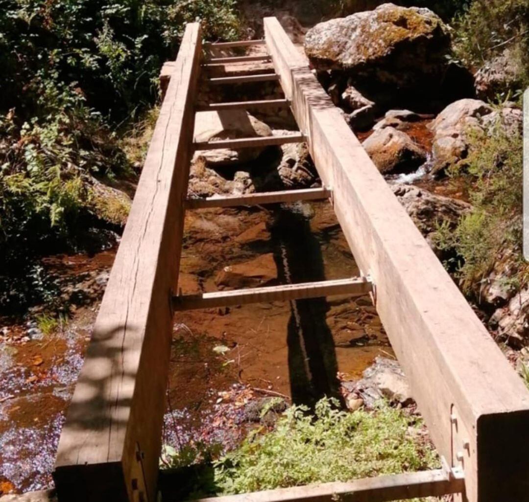 Las pasarelas que cruzan el río se encuentran en muy mal estado de conservación