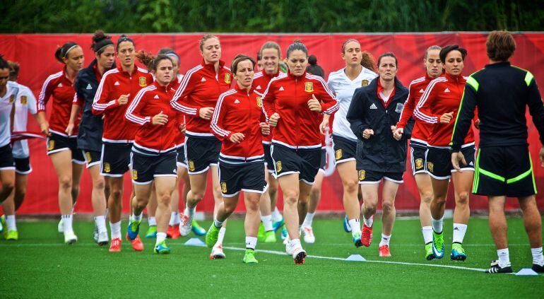 APICH01. MONTREAL (CANADÁ), 12/06/2015.- Jugadoras de España durante un entrenamiento hoy, viernes 12 de junio de 2015, en el marco de la Copa Mundial Femenina FIFA 2015 en Montreal (Canadá). España enfrentará mañana a Brasil en un partido del Grupo E. EF