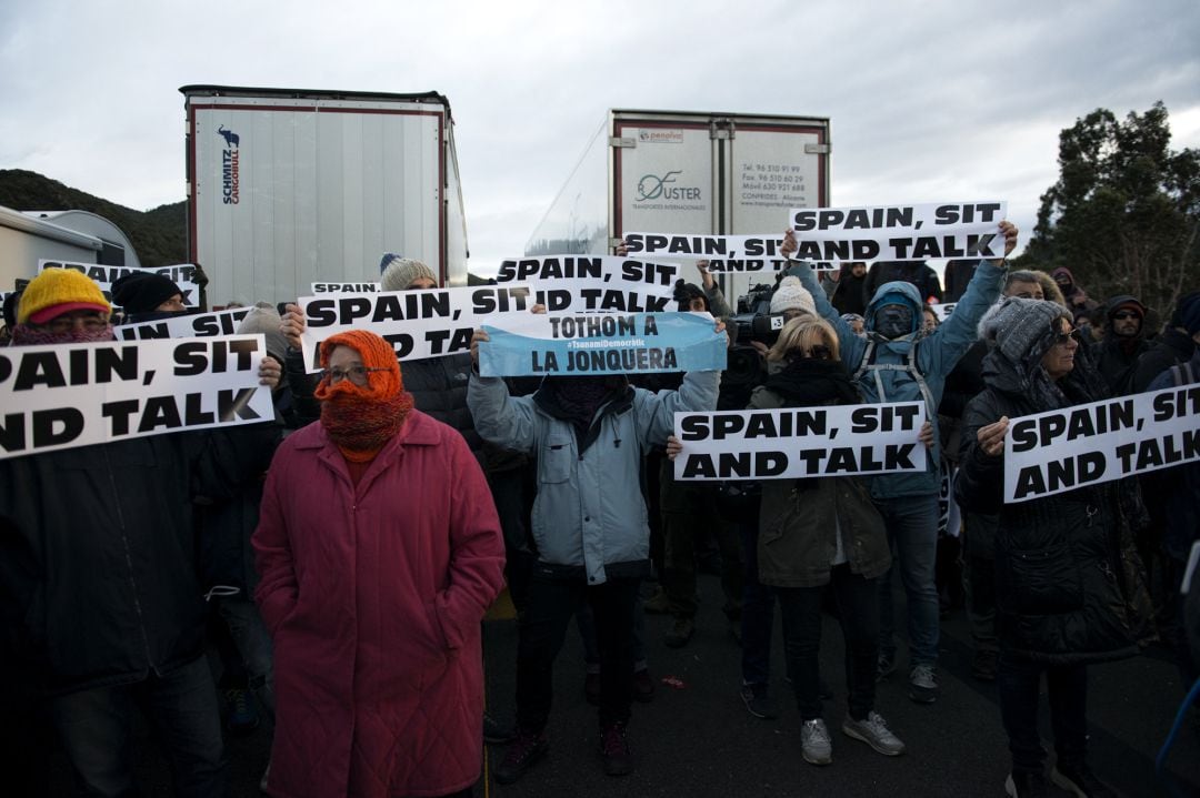 Imagen de archivo de un grupo de personas cortando la carretera de la AP-7 en La Jonquera (Girona), una acción convocada por Tsunami Democràtic